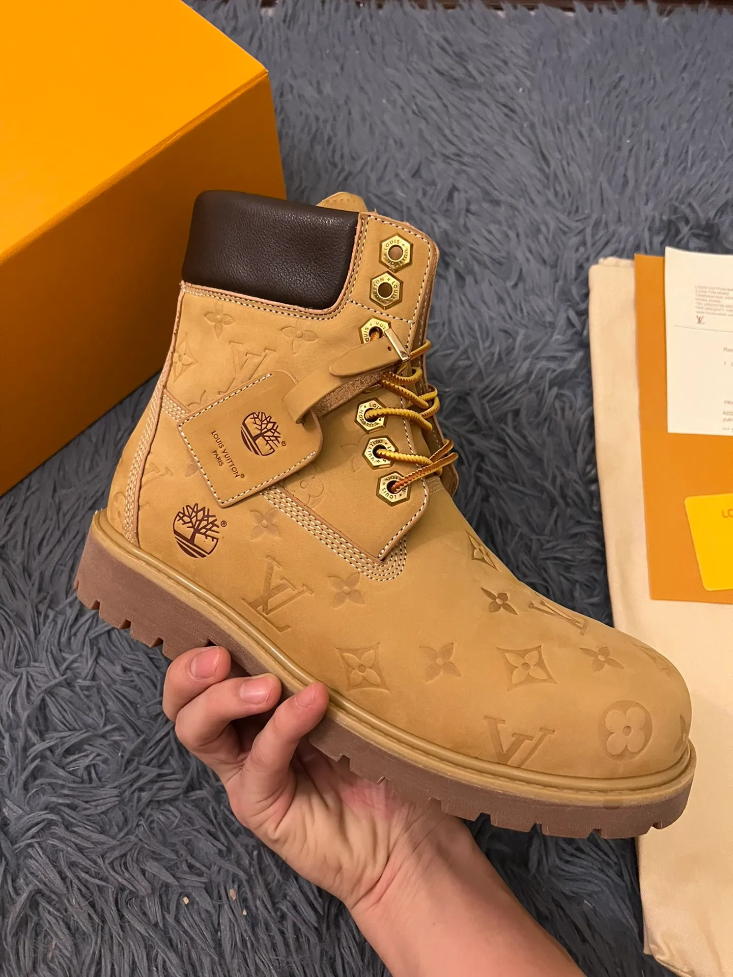 👟👟Ex-factory price 680👟👟 Men's size +10 LV x Timberland Louis Vuitton "Luxury Western" has been initially constructed, and the last link is the "shoes" that can make the style complete and communicative, so the "Shoe King of the Year" came into being. A major collaboration of the season, in a short video of only a few seconds, Fei Dong lifted the legs of his jeans to reveal a pair of classic Timberland rhubarb boots with the LV logo printed on the tongue. He then folded the tongue to reveal the Monogram logo printed on the inside. Size: 35-46